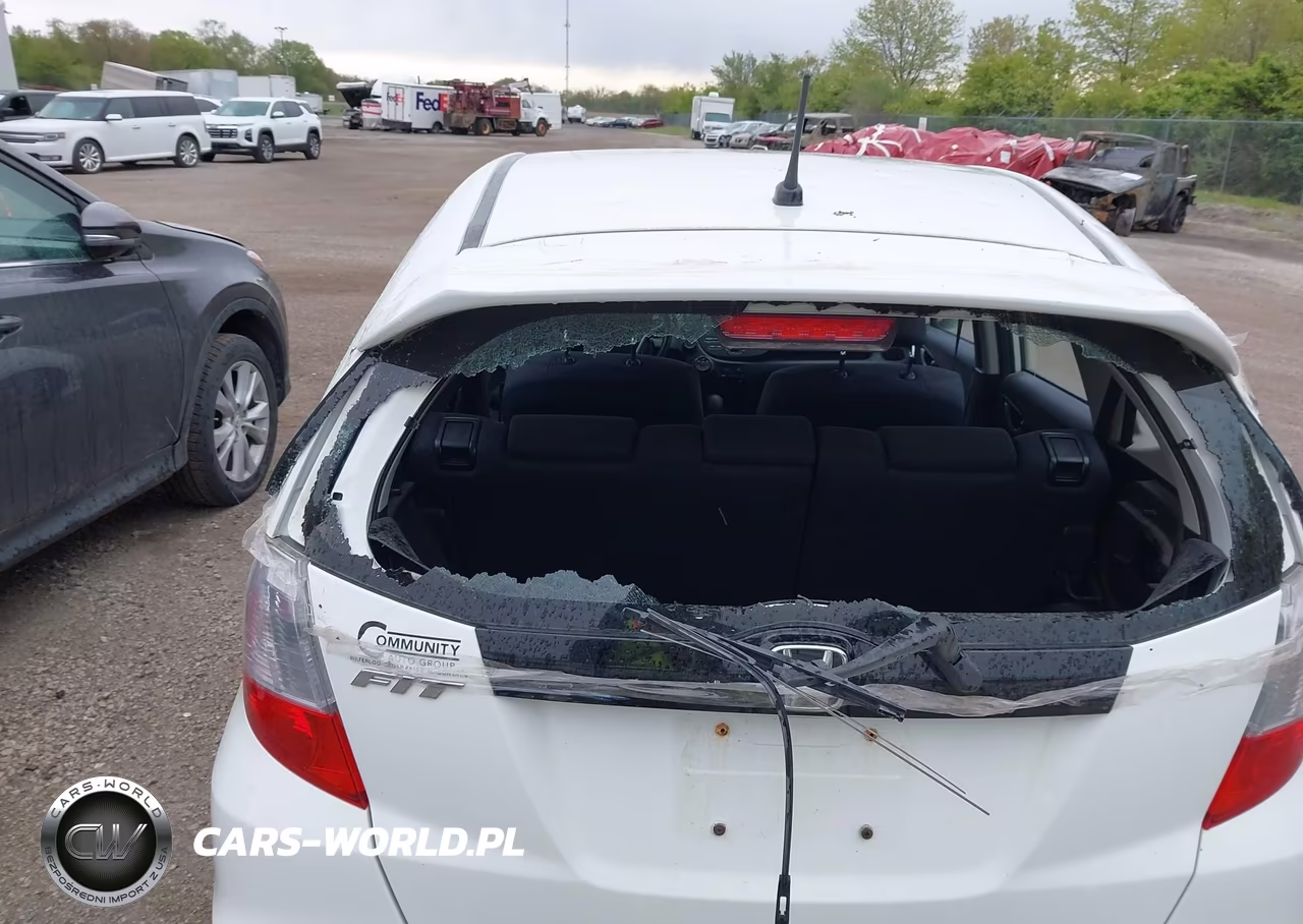 2013 Honda Fit Sport VIN:JHMGE8H55DC021833 - 17