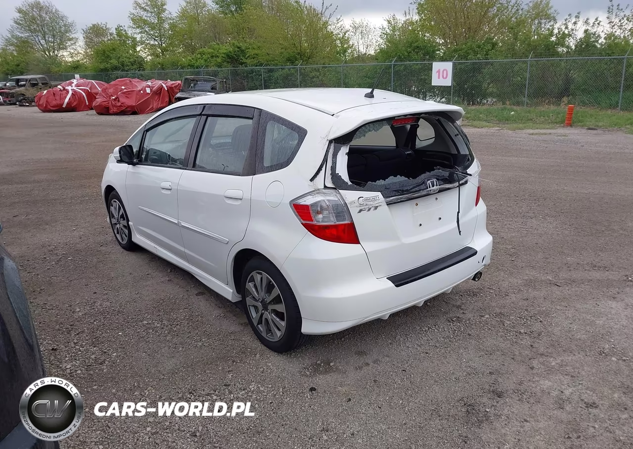 2013 Honda Fit Sport VIN:JHMGE8H55DC021833 - 3