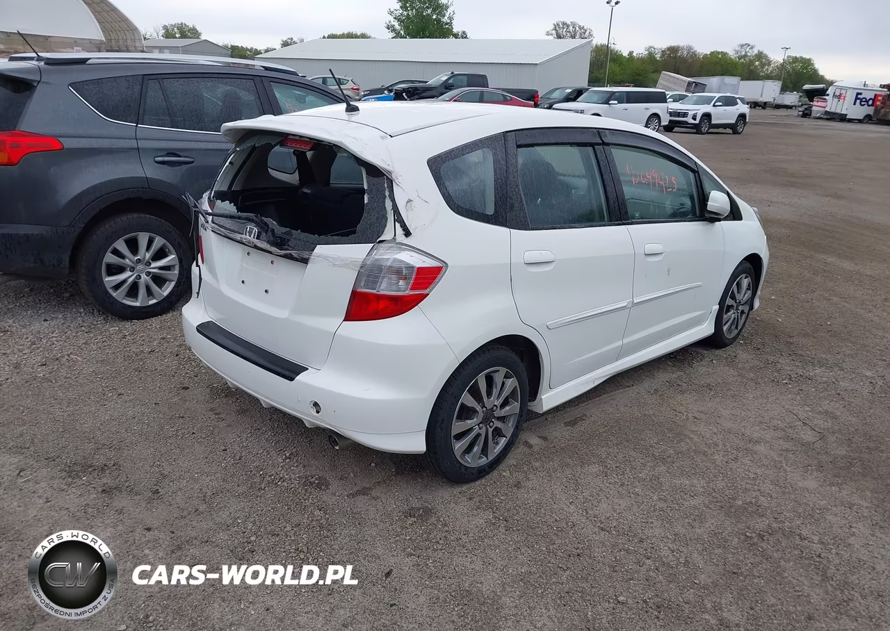 2013 Honda Fit Sport VIN:JHMGE8H55DC021833 - 4