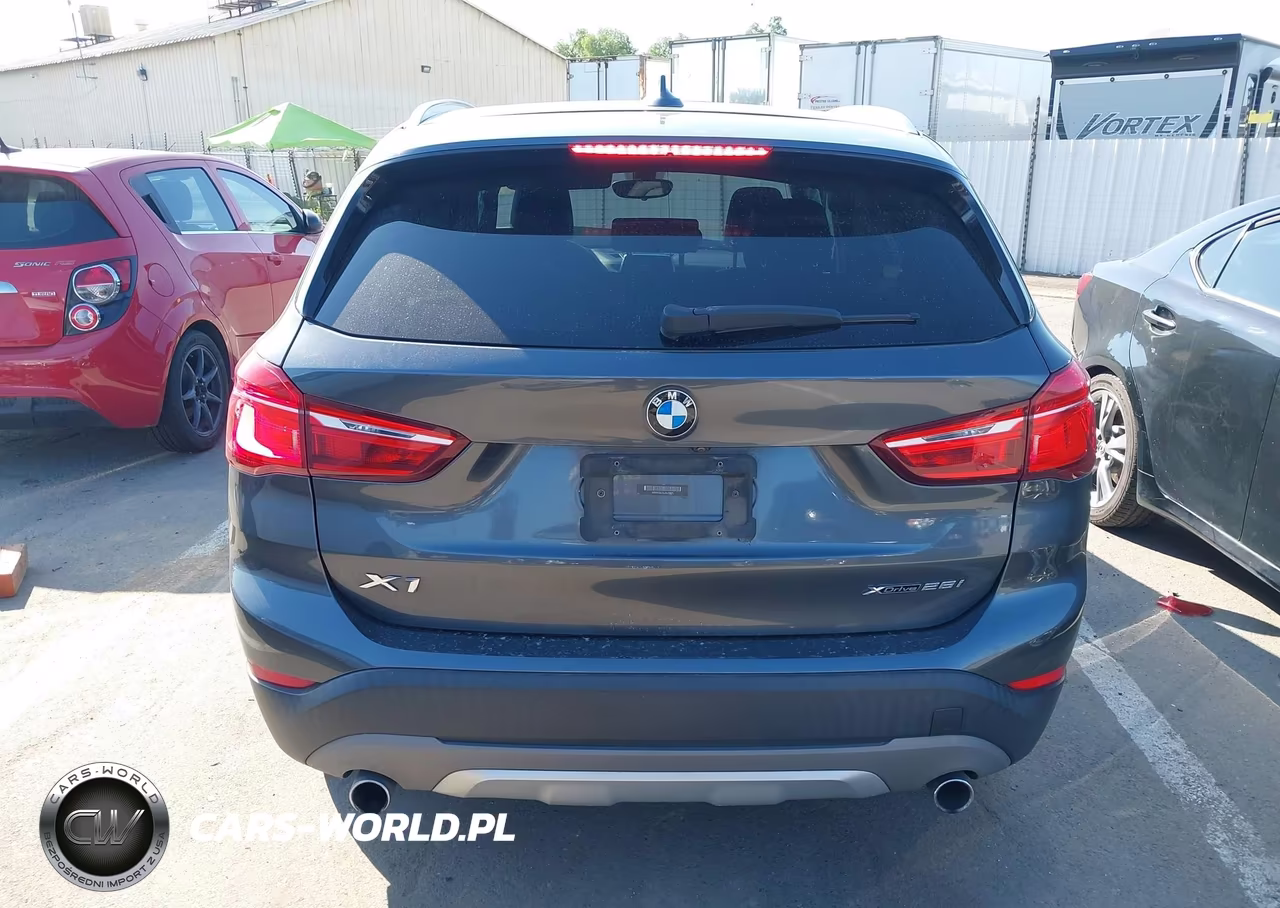2018 BMW X1 xDrive28I VIN:WBXHT3C33J5L33821 - 17