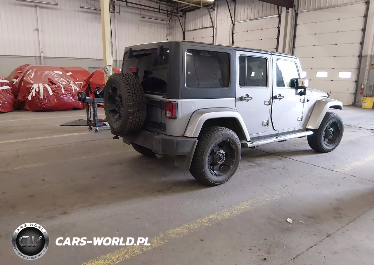 2014 Jeep Wrangler Unlimited Sahara VIN:1C4BJWEG8EL264104 - 4
