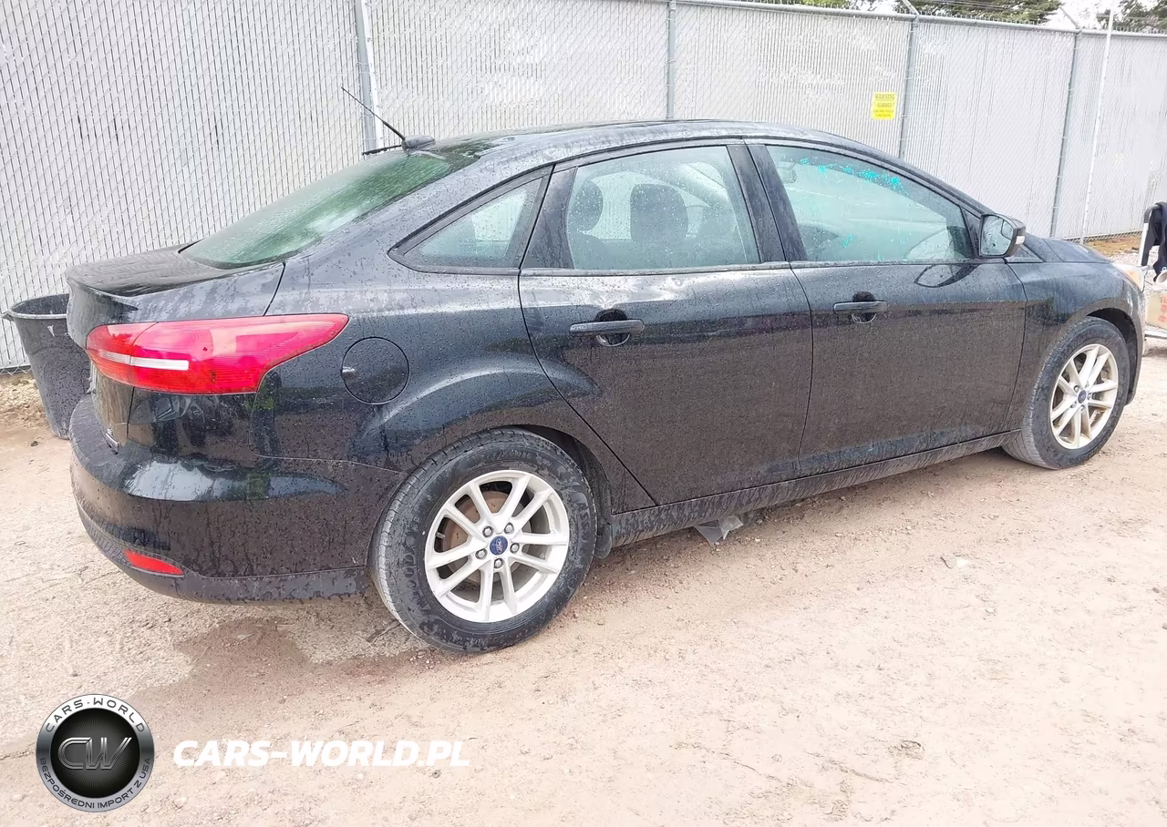 2016 Ford Focus Se VIN:1FADP3F24GL379882 - 4