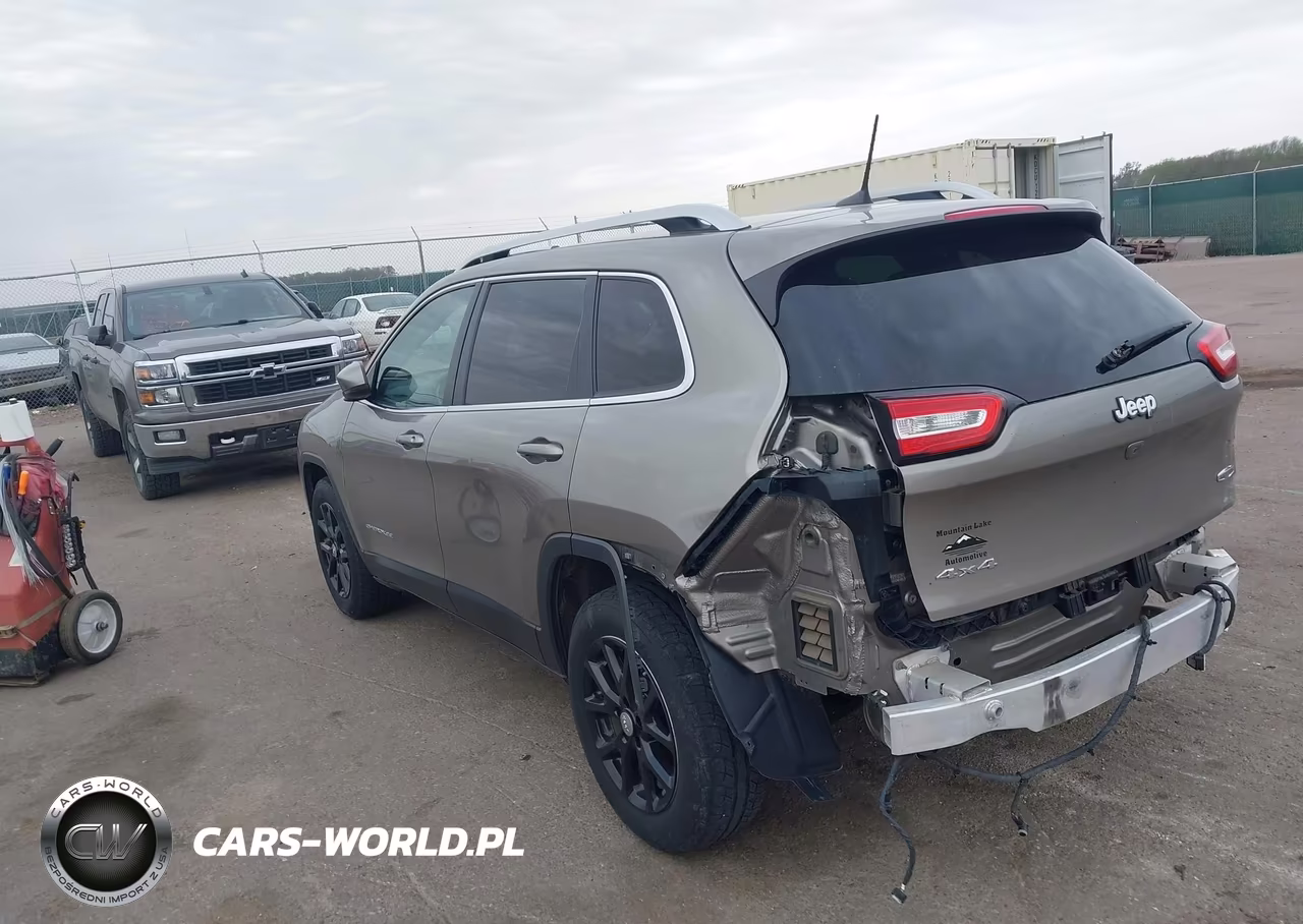 2017 Jeep Cherokee Latitude 4X4 VIN:1C4PJMCS9HW583208 - 3