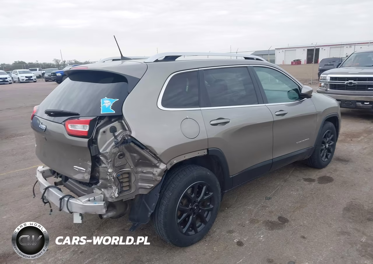 2017 Jeep Cherokee Latitude 4X4 VIN:1C4PJMCS9HW583208 - 4