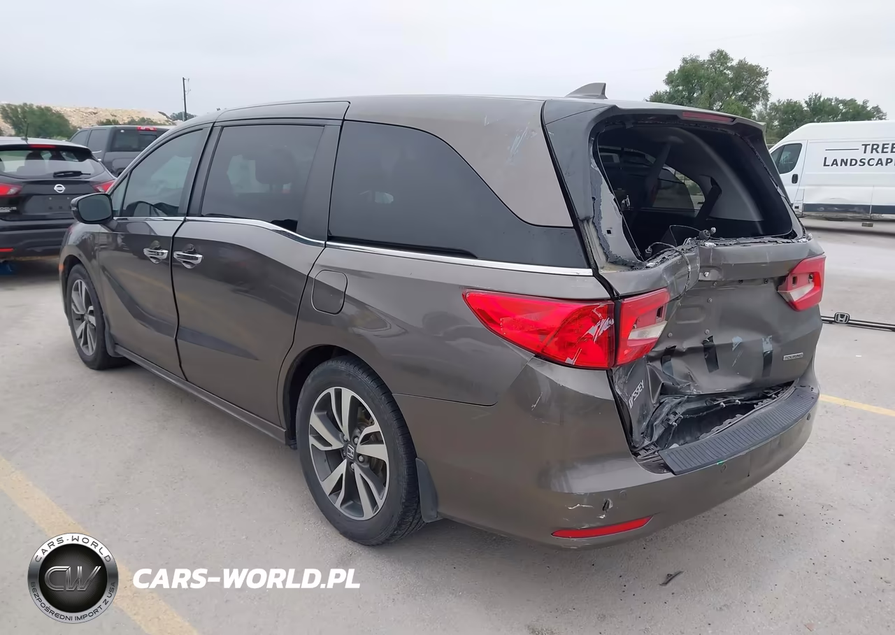 2021 Honda Odyssey Touring VIN:5FNRL6H85MB038813 - 3