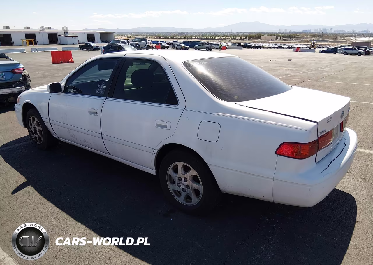 2000 Toyota Camry Le VIN:JT2BG22K3Y0470526 - 3