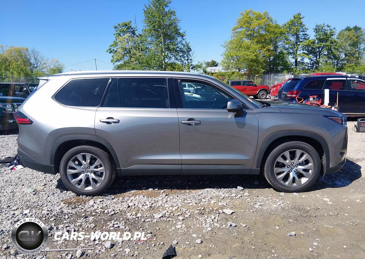 2025 Toyota Grand Highlander Hybrid Limited VIN:5TDACAB50SS031484 - 13