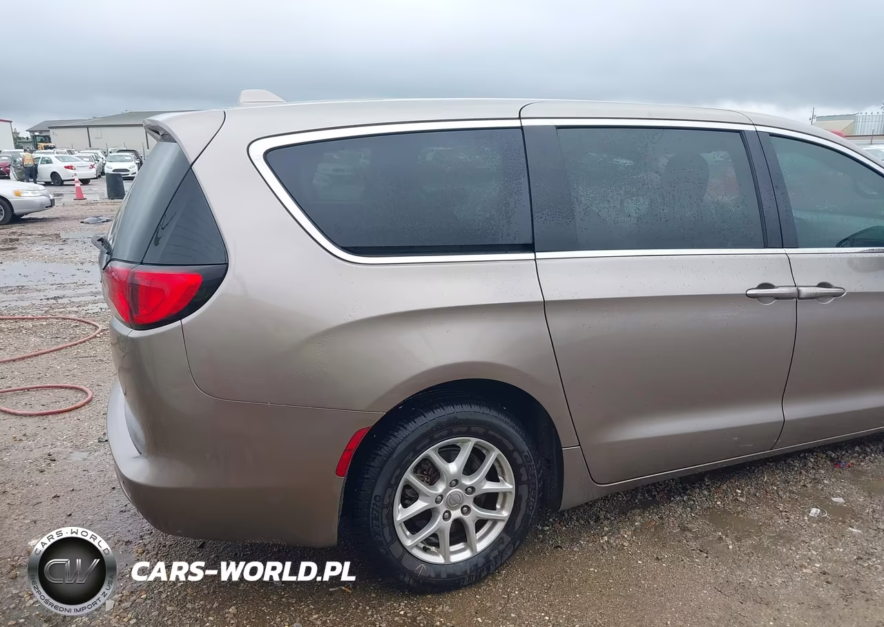2017 Chrysler Pacifica Lx VIN:2C4RC1CG7HR622027 - 4