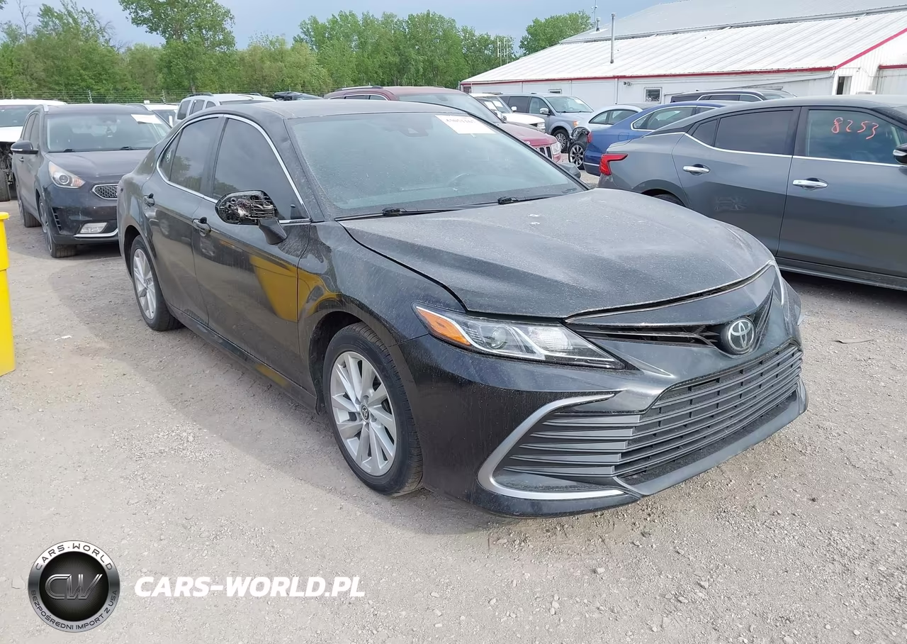 2022 Toyota Camry Le – zdjęcie 1 z 18