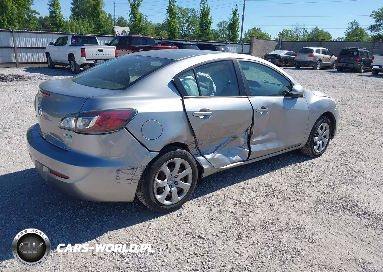 2013 Mazda Mazda3 I Sport VIN:JM1BL1U75D1815730 - 4