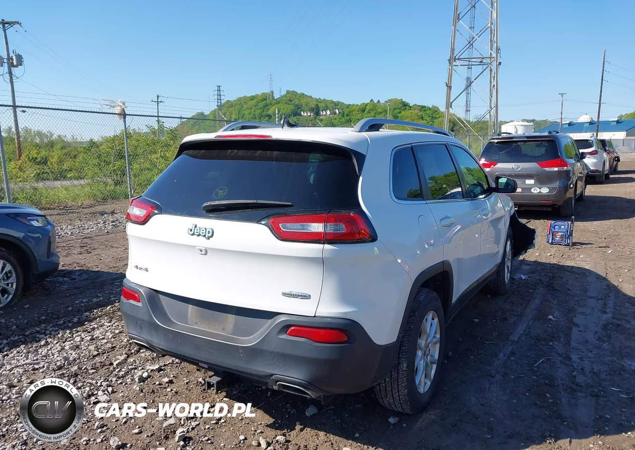2016 Jeep Cherokee Latitude VIN:1C4PJMCS3GW195101 - 4