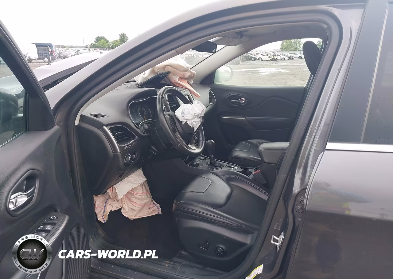 2019 Jeep Cherokee Latitude Plus 4X4 VIN:1C4PJMLNXKD224253 - 18