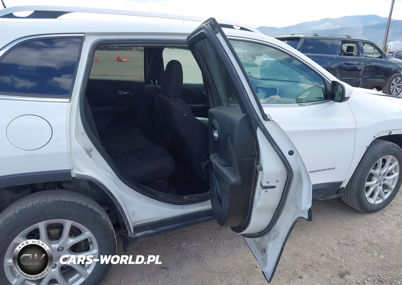 2016 Jeep Cherokee Latitude VIN:1C4PJLCB6GW177945 - 8