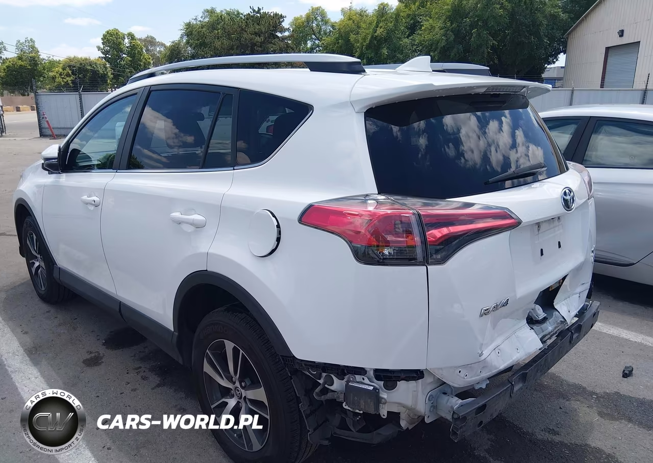 2018 Toyota Rav4 Xle VIN:2T3RFREV0JW812118 - 3