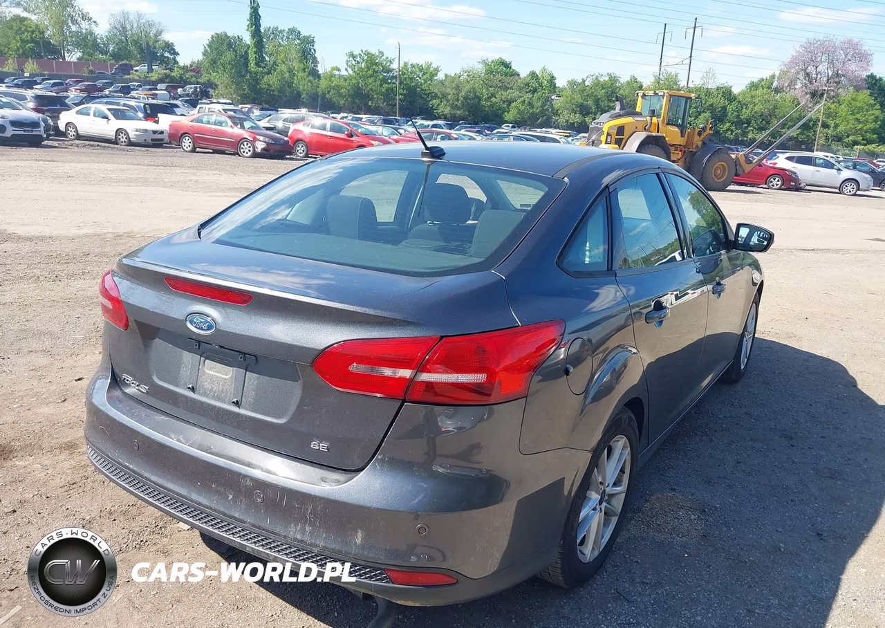 2016 Ford Focus Se VIN:1FADP3F27GL354247 - 4