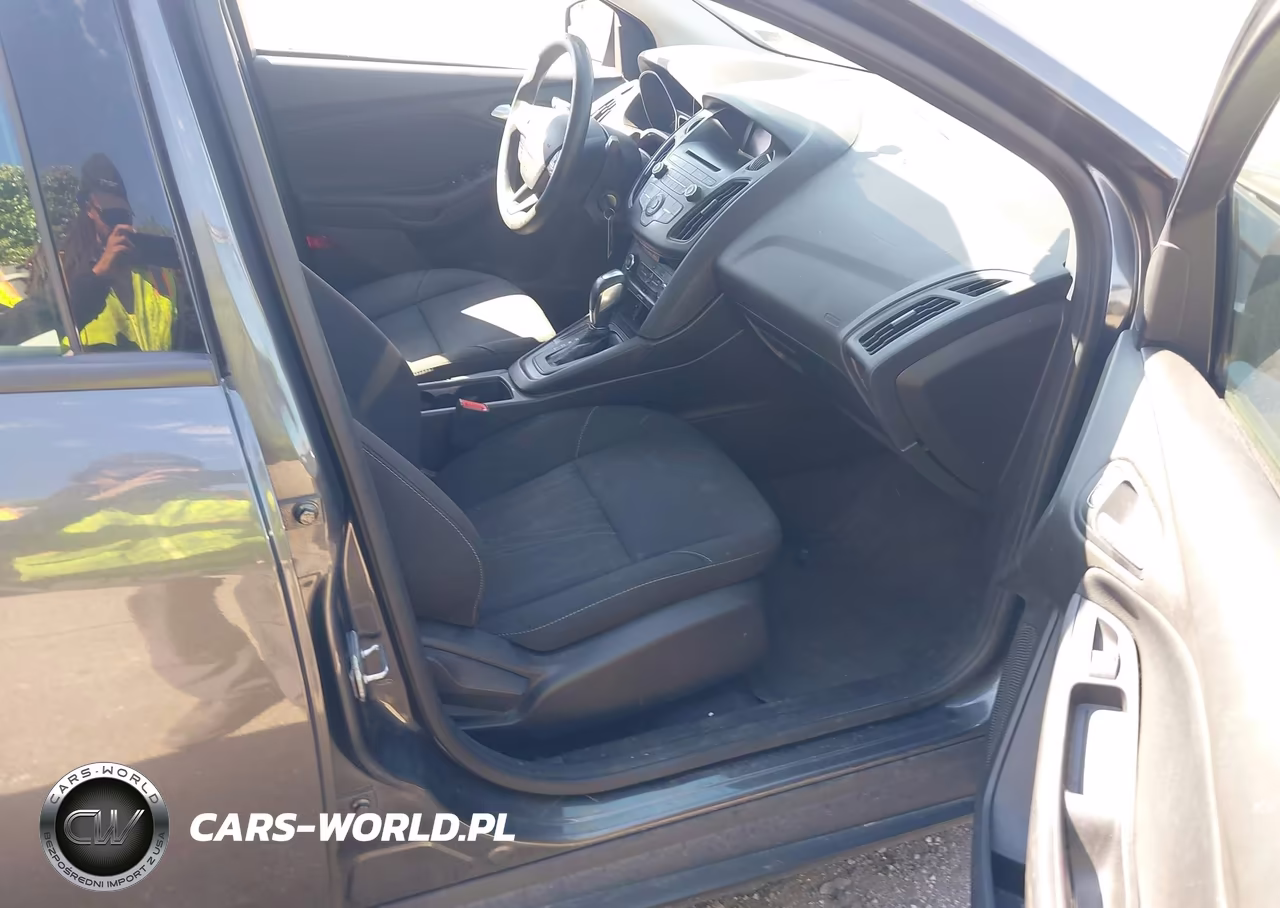 2016 Ford Focus Se VIN:1FADP3F27GL354247 - 5