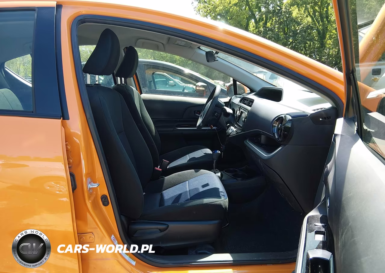 2017 Toyota Prius C Two VIN:JTDKDTB36H1593892 - 5