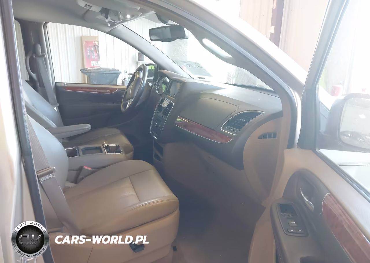 2015 Chrysler Town & Country Touring-L VIN:2C4RC1CG3FR579044 - 5