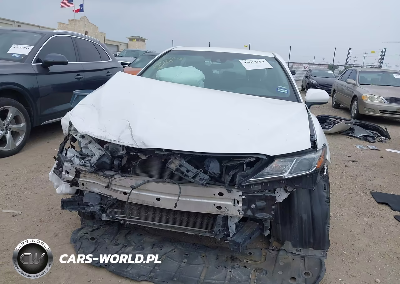 2018 Toyota Camry Le VIN:4T1B11HK9JU071804 - 13