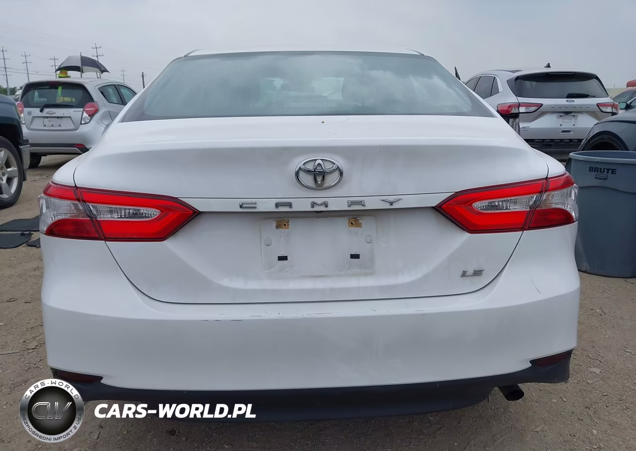 2018 Toyota Camry Le VIN:4T1B11HK9JU071804 - 17