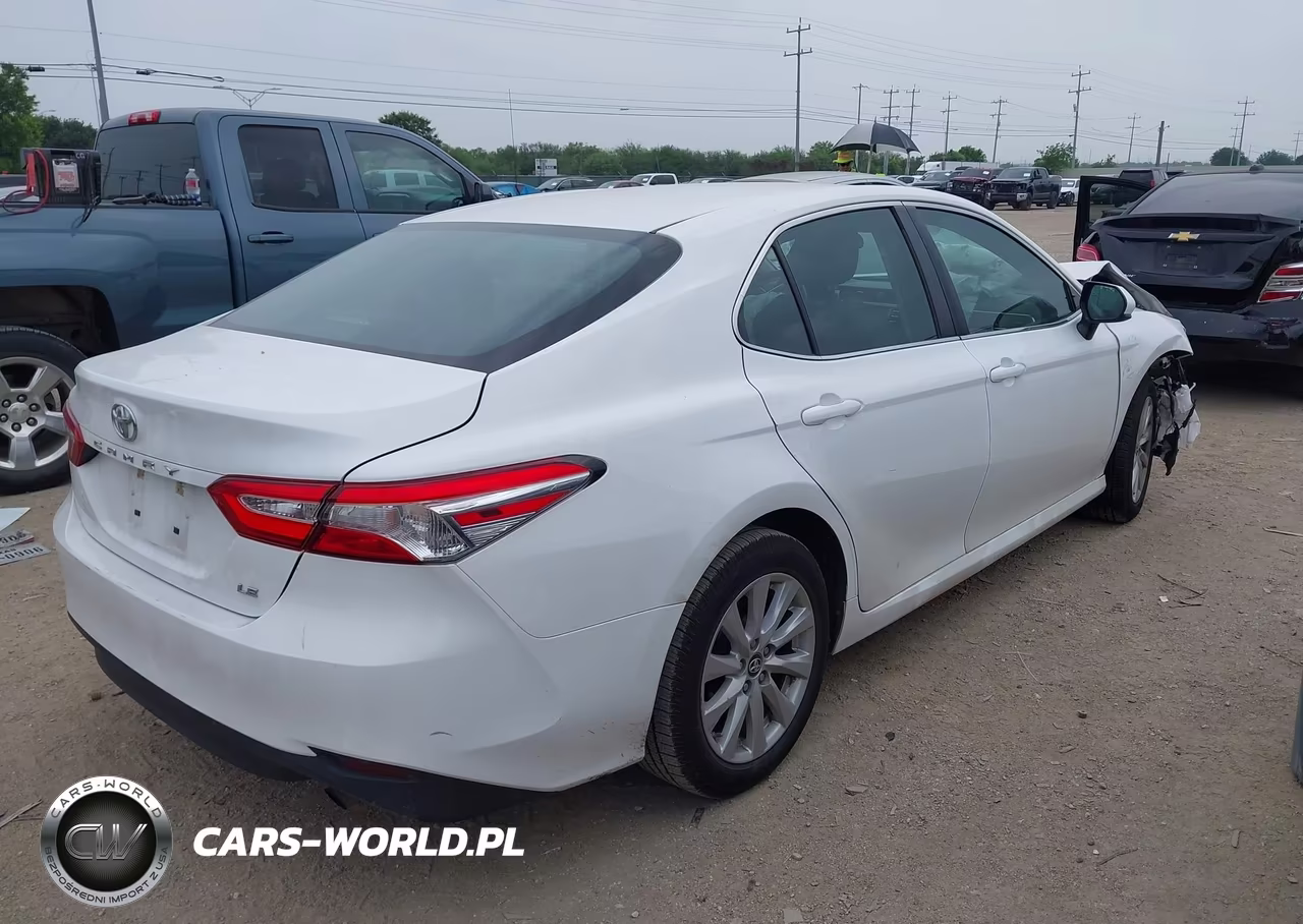 2018 Toyota Camry Le VIN:4T1B11HK9JU071804 - 4