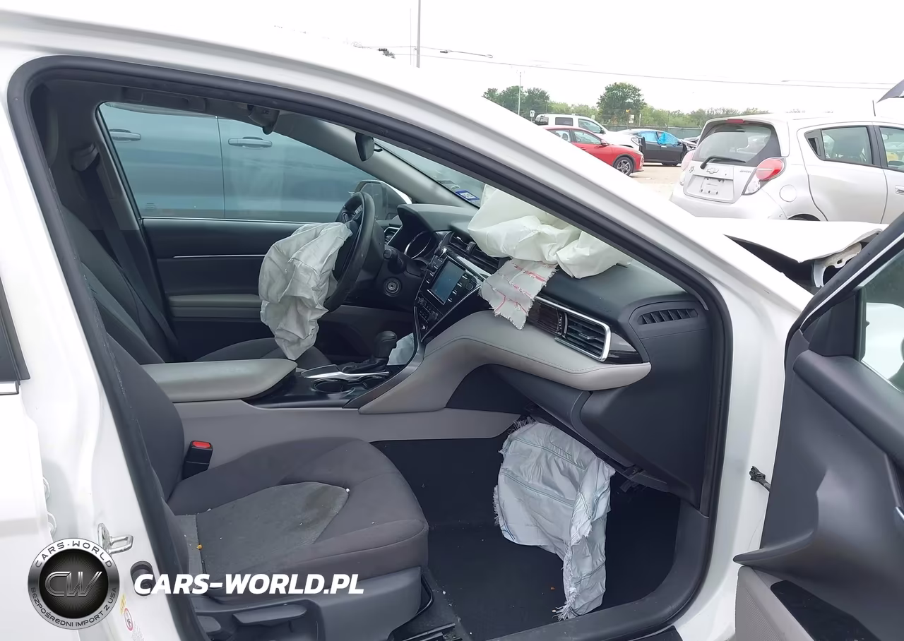 2018 Toyota Camry Le VIN:4T1B11HK9JU071804 - 5