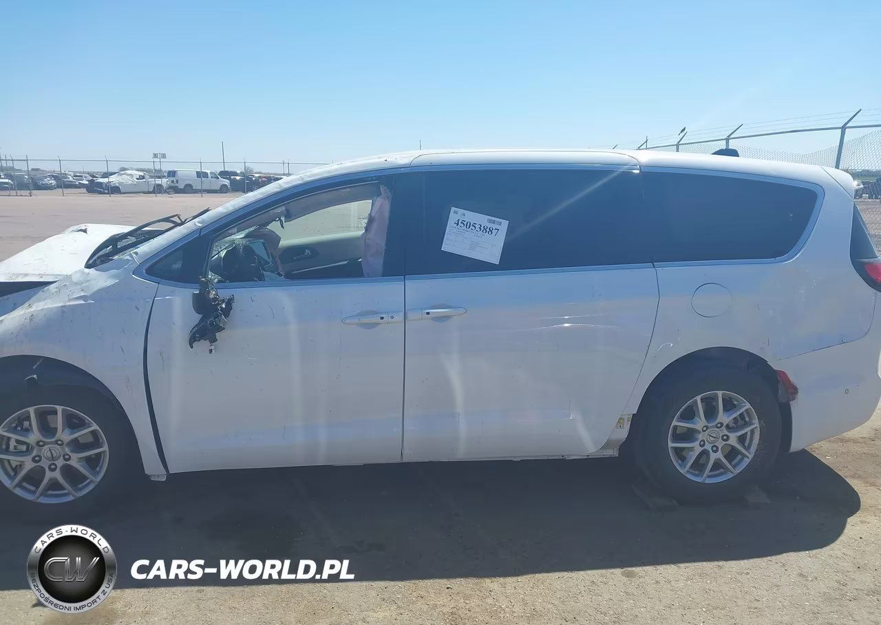 2023 Chrysler Pacifica Touring L VIN:2C4RC1BGXPR572322 - 13