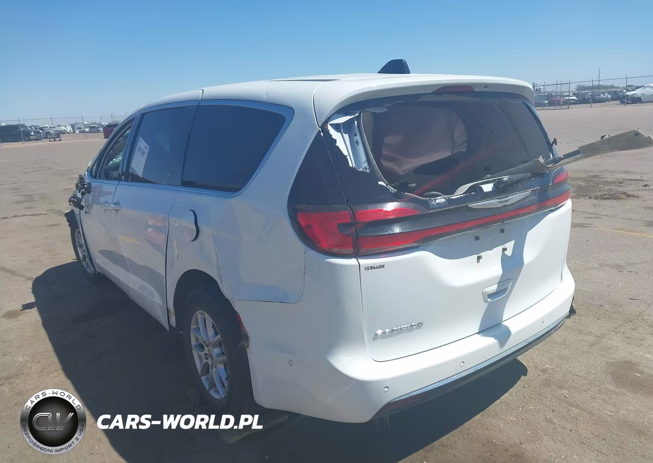 2023 Chrysler Pacifica Touring L VIN:2C4RC1BGXPR572322 - 3