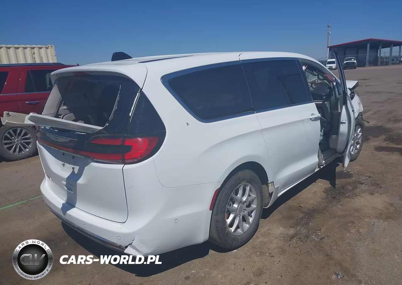 2023 Chrysler Pacifica Touring L VIN:2C4RC1BGXPR572322 - 4