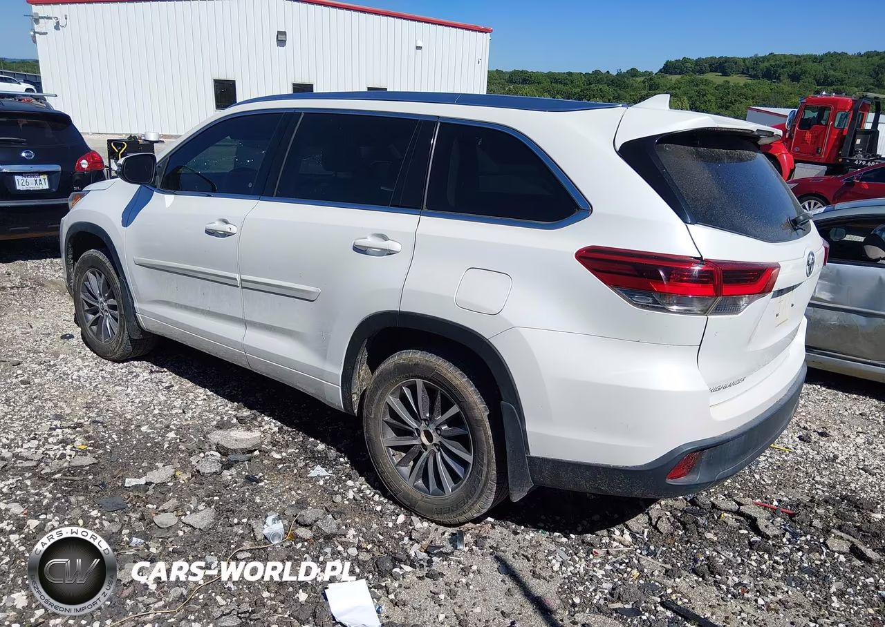 2018 Toyota Highlander Xle VIN:5TDJZRFH9JS491565 - 3