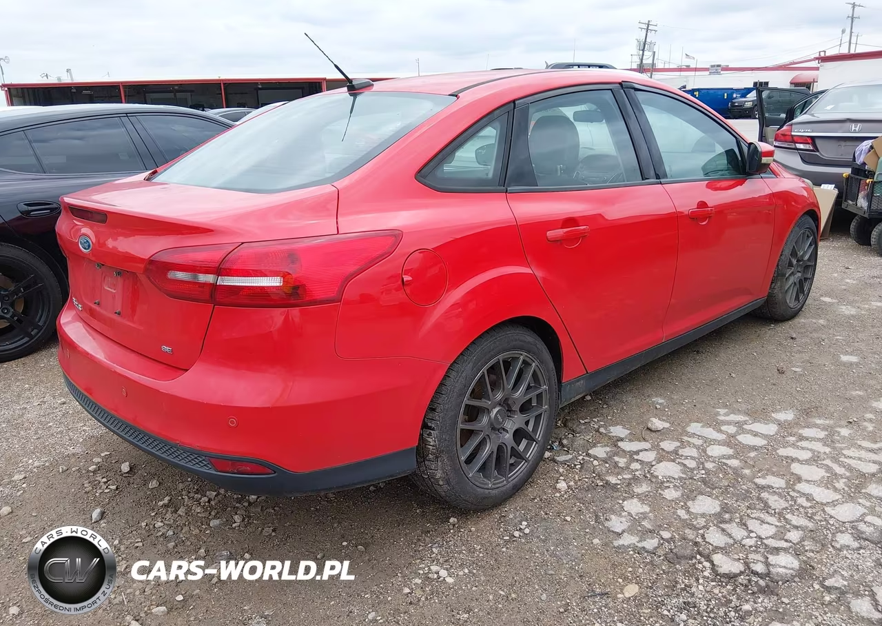 2016 Ford Focus Se VIN:1FADP3F26GL302723 - 4
