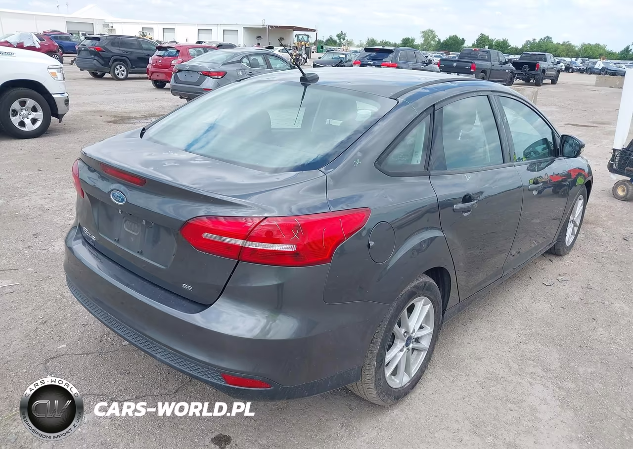 2017 Ford Focus Se VIN:1FADP3F28HL320058 - 4