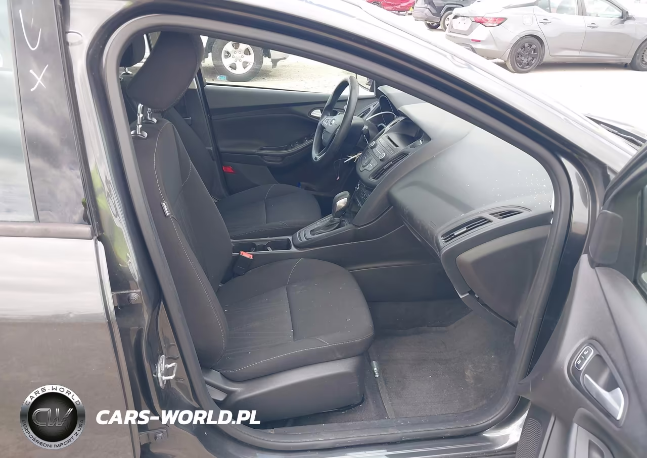 2017 Ford Focus Se VIN:1FADP3F28HL320058 - 5