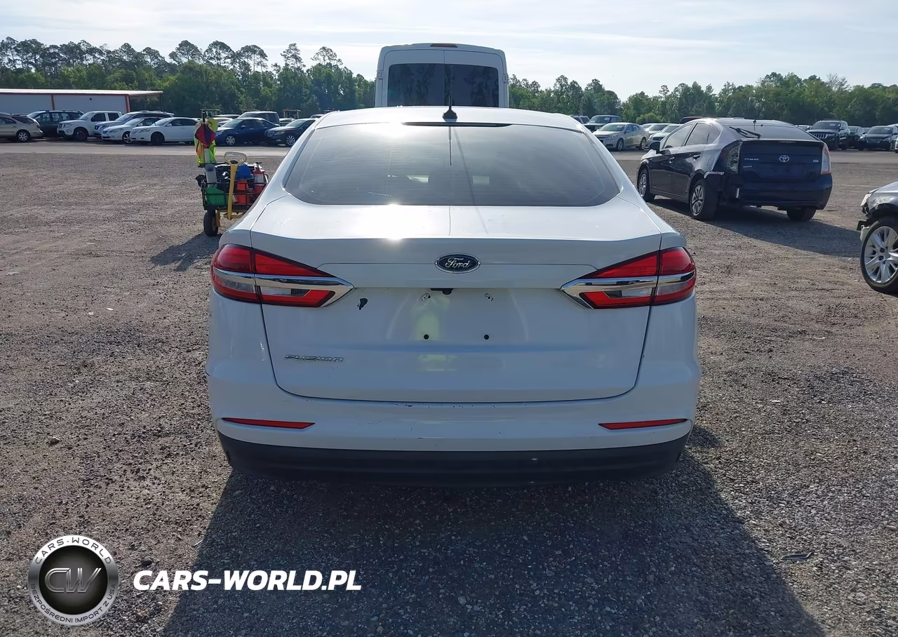 2019 Ford Fusion S VIN:3FA6P0G7XKR159996 - 16