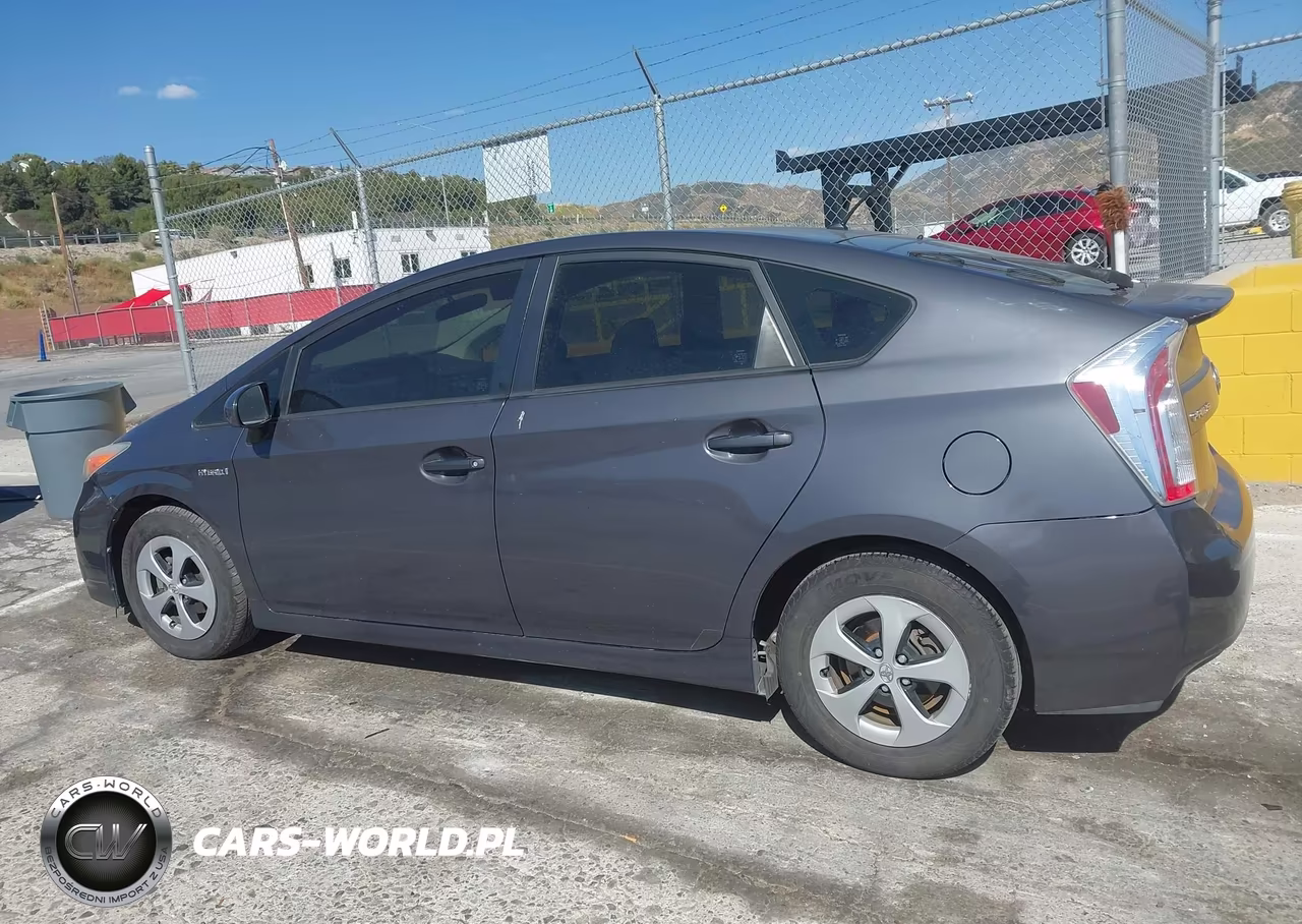 2015 Toyota Prius Two VIN:JTDKN3DU3F1994123 - 14