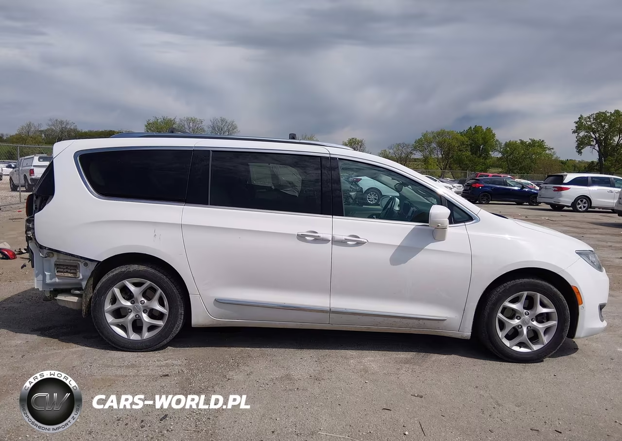2017 Chrysler Pacifica Touring-L Plus VIN:2C4RC1EG2HR622319 - 14