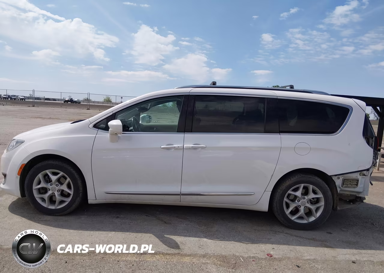 2017 Chrysler Pacifica Touring-L Plus VIN:2C4RC1EG2HR622319 - 15