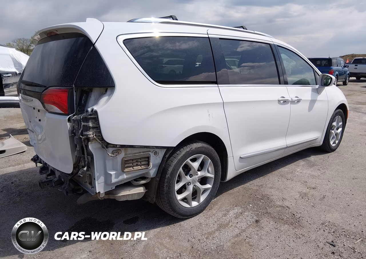2017 Chrysler Pacifica Touring-L Plus VIN:2C4RC1EG2HR622319 - 4