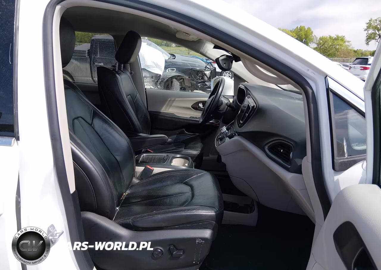 2017 Chrysler Pacifica Touring-L Plus VIN:2C4RC1EG2HR622319 - 5