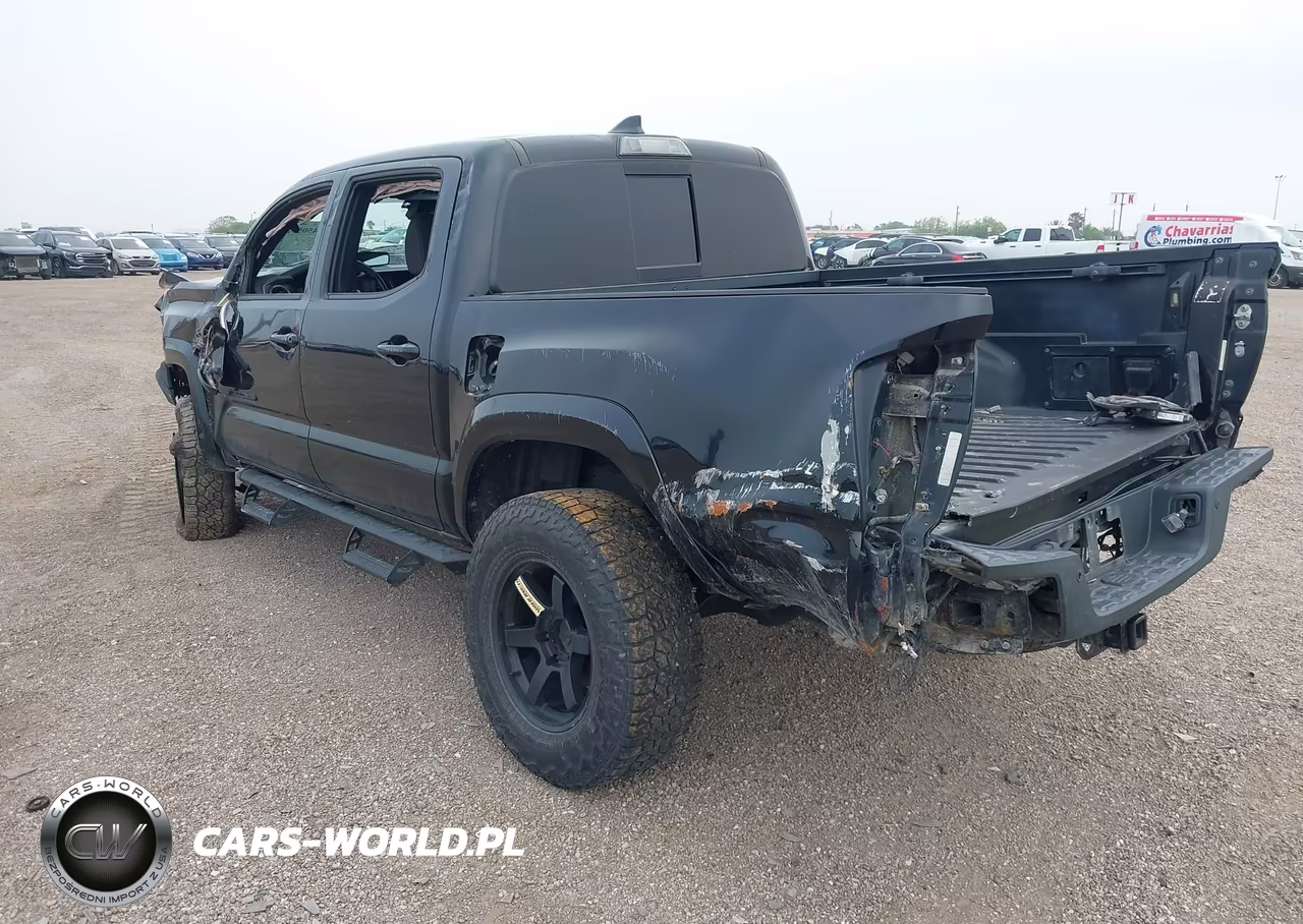 2018 Toyota Tacoma VIN:5TFAZ5CN8JX066352 - 3