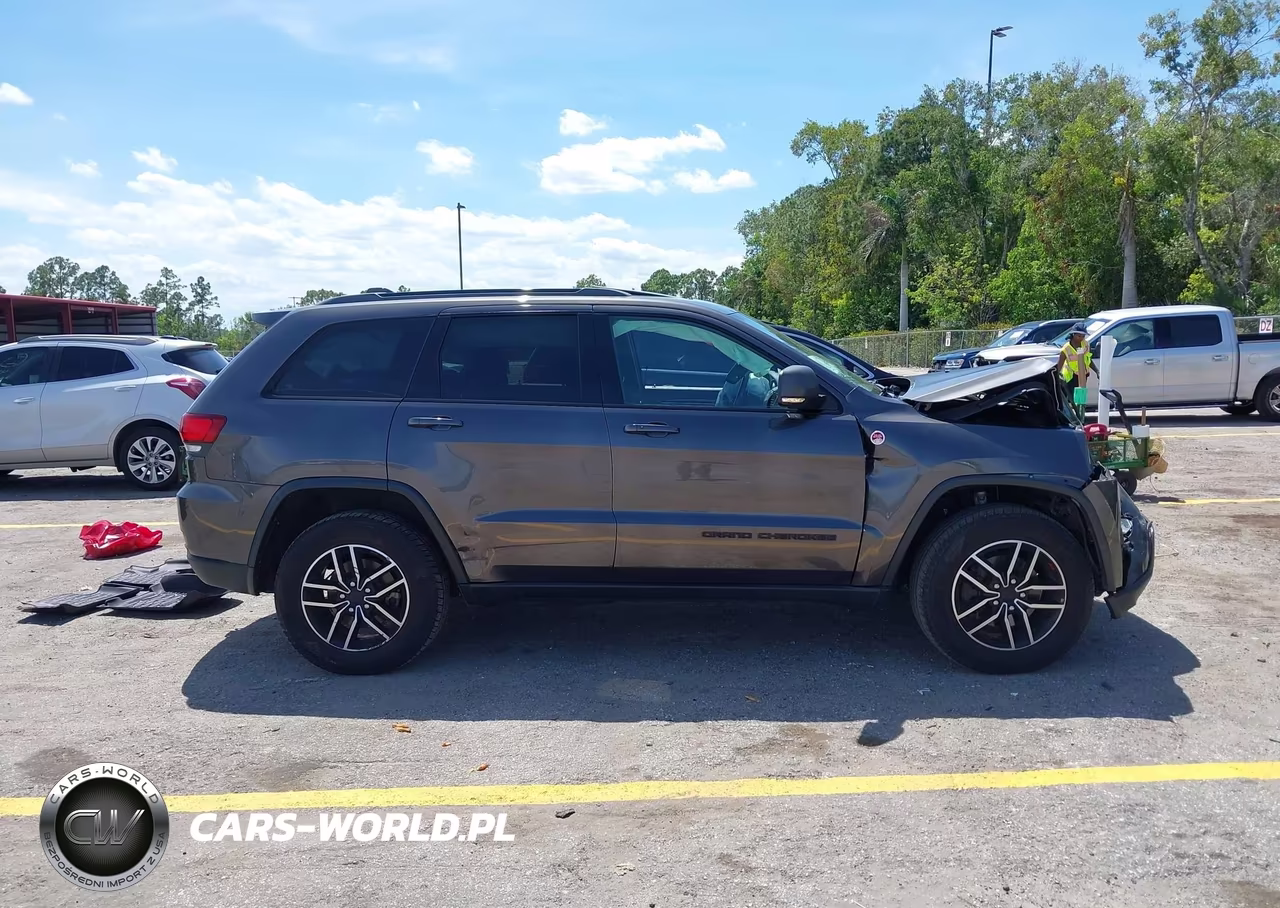 2020 Jeep Grand Cherokee Trailhawk 4X4 VIN:1C4RJFLG2LC117145 - 13