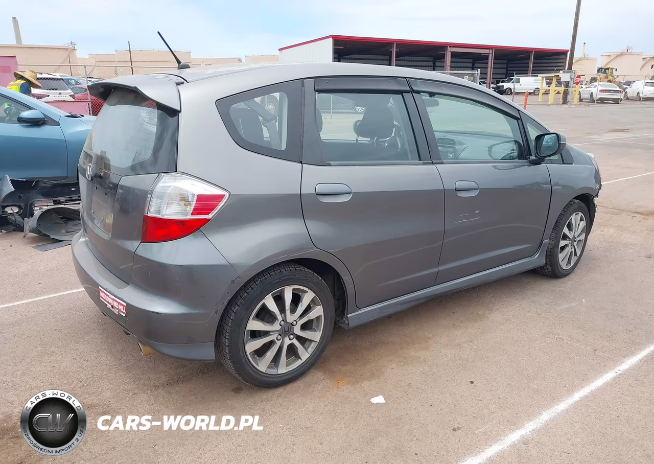 2013 Honda Fit Sport VIN:JHMGE8H55DC043184 - 4