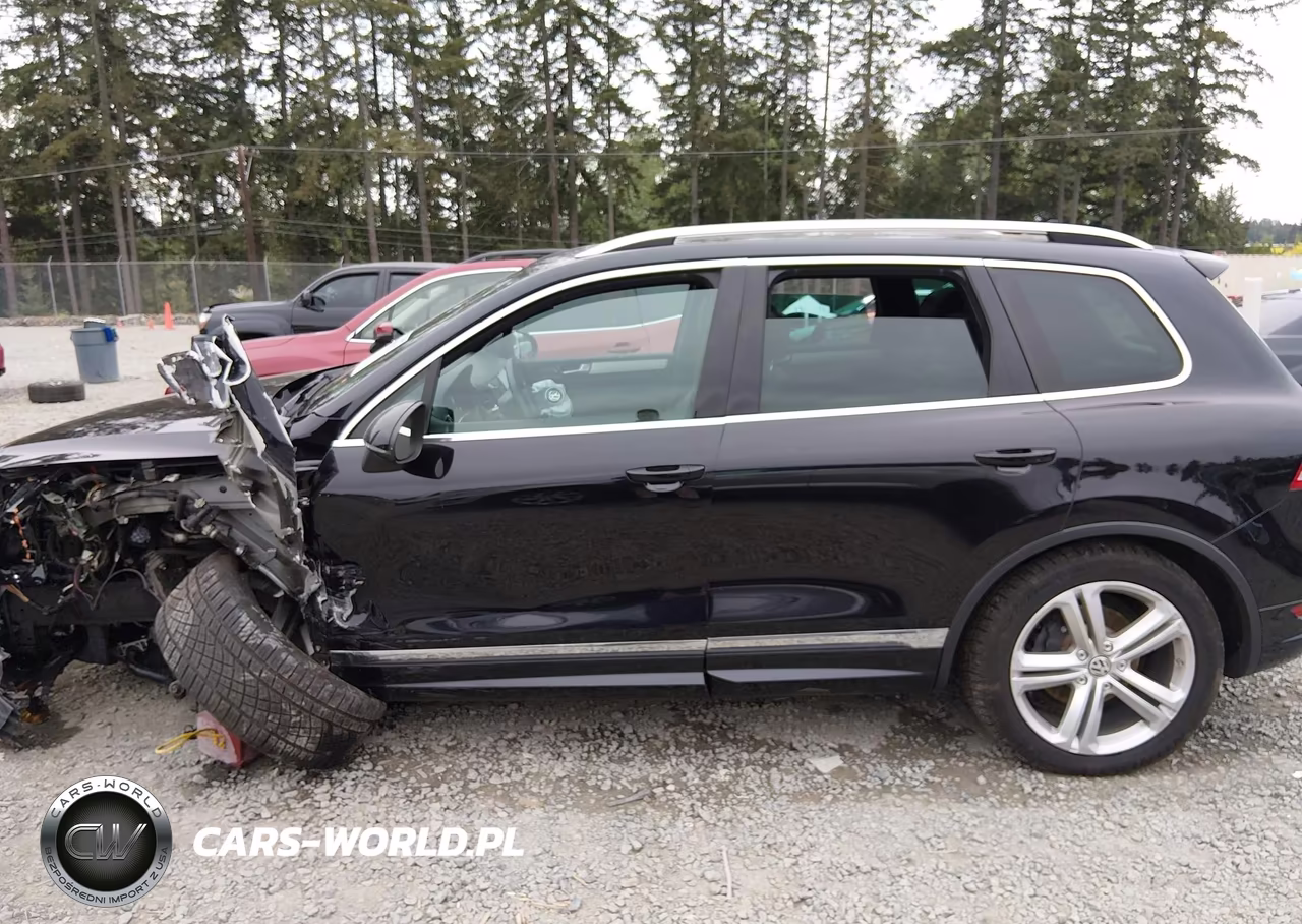 2014 Volkswagen Touareg 3.6L R-Line VIN:WVGDF9BP1ED002656 - 14