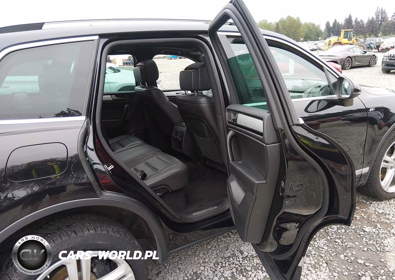 2014 Volkswagen Touareg 3.6L R-Line VIN:WVGDF9BP1ED002656 - 8