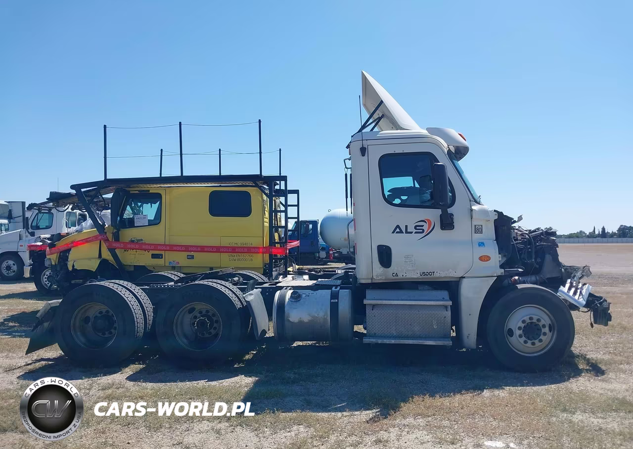 2015 Freightliner Cascadia 125 VIN:3AKJGEDV7FSGB6915 - 13