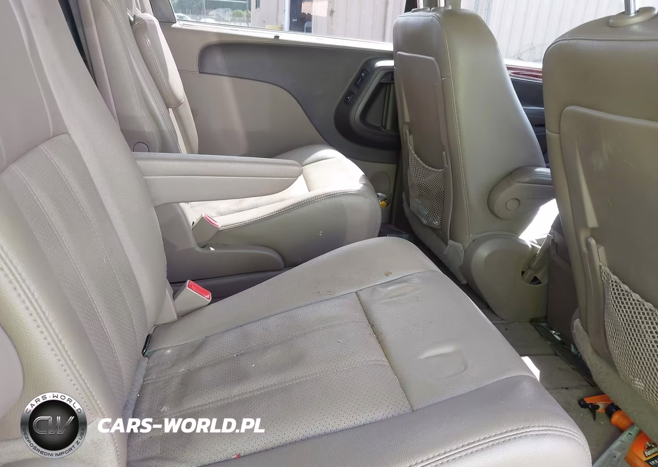 2015 Chrysler Town & Country Touring-L VIN:2C4RC1CG0FR546261 - 8