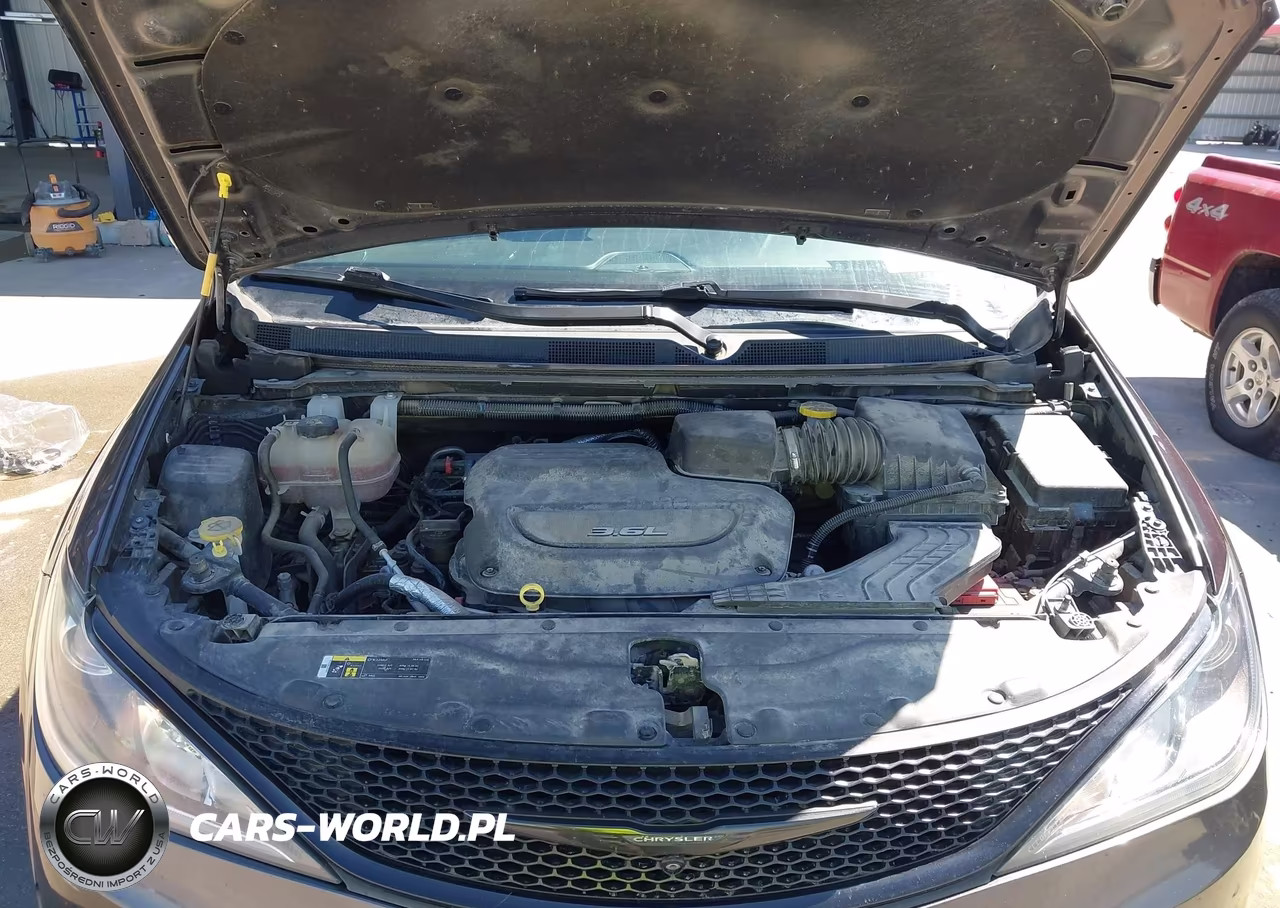 2018 Chrysler Pacifica Touring L Plus VIN:2C4RC1EG1JR158820 - 10