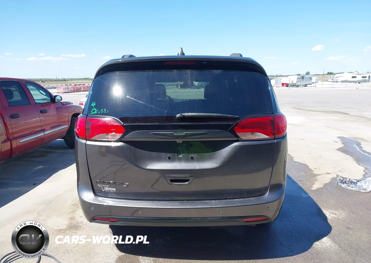 2018 Chrysler Pacifica Touring L Plus VIN:2C4RC1EG1JR158820 - 16