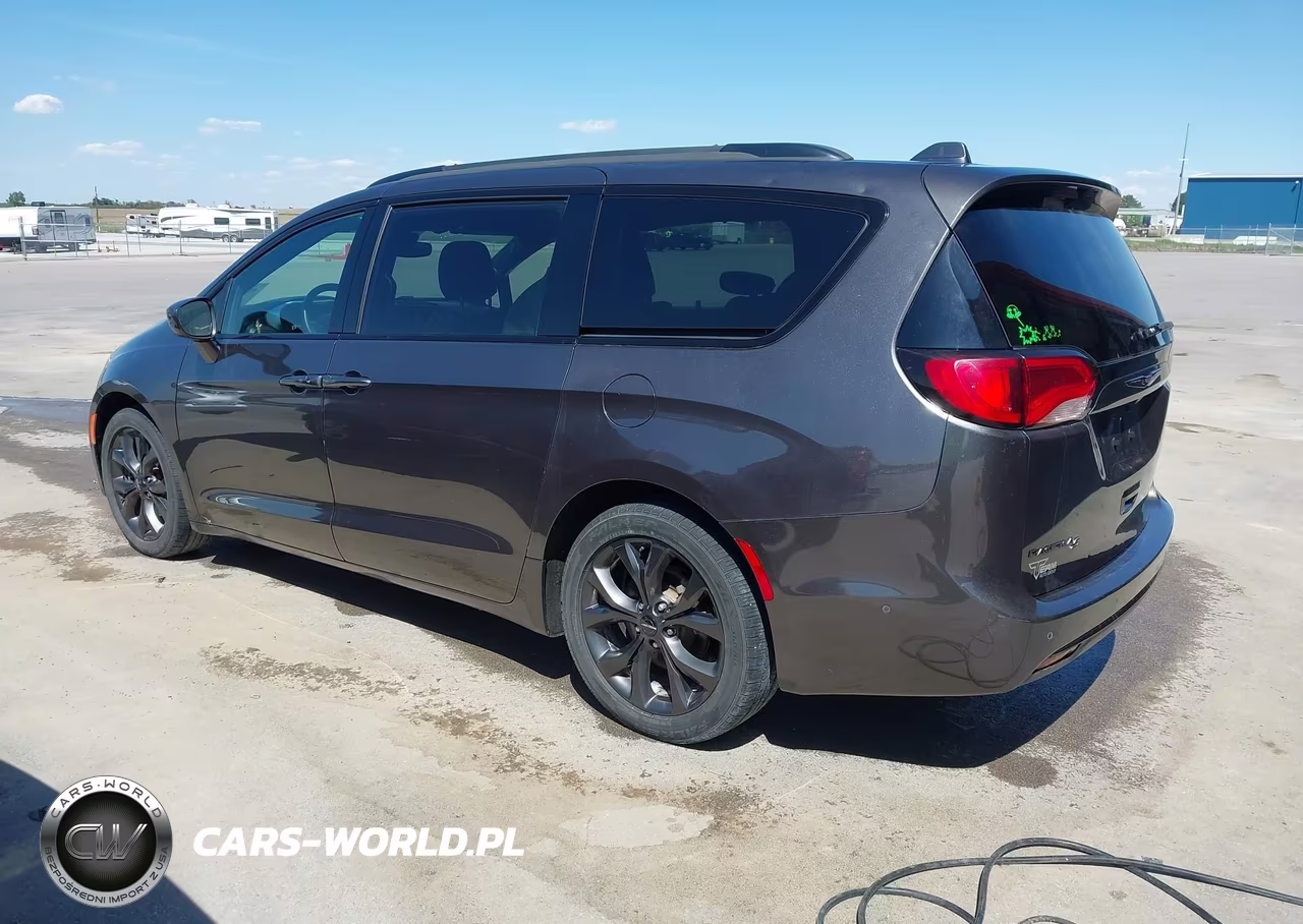 2018 Chrysler Pacifica Touring L Plus VIN:2C4RC1EG1JR158820 - 3