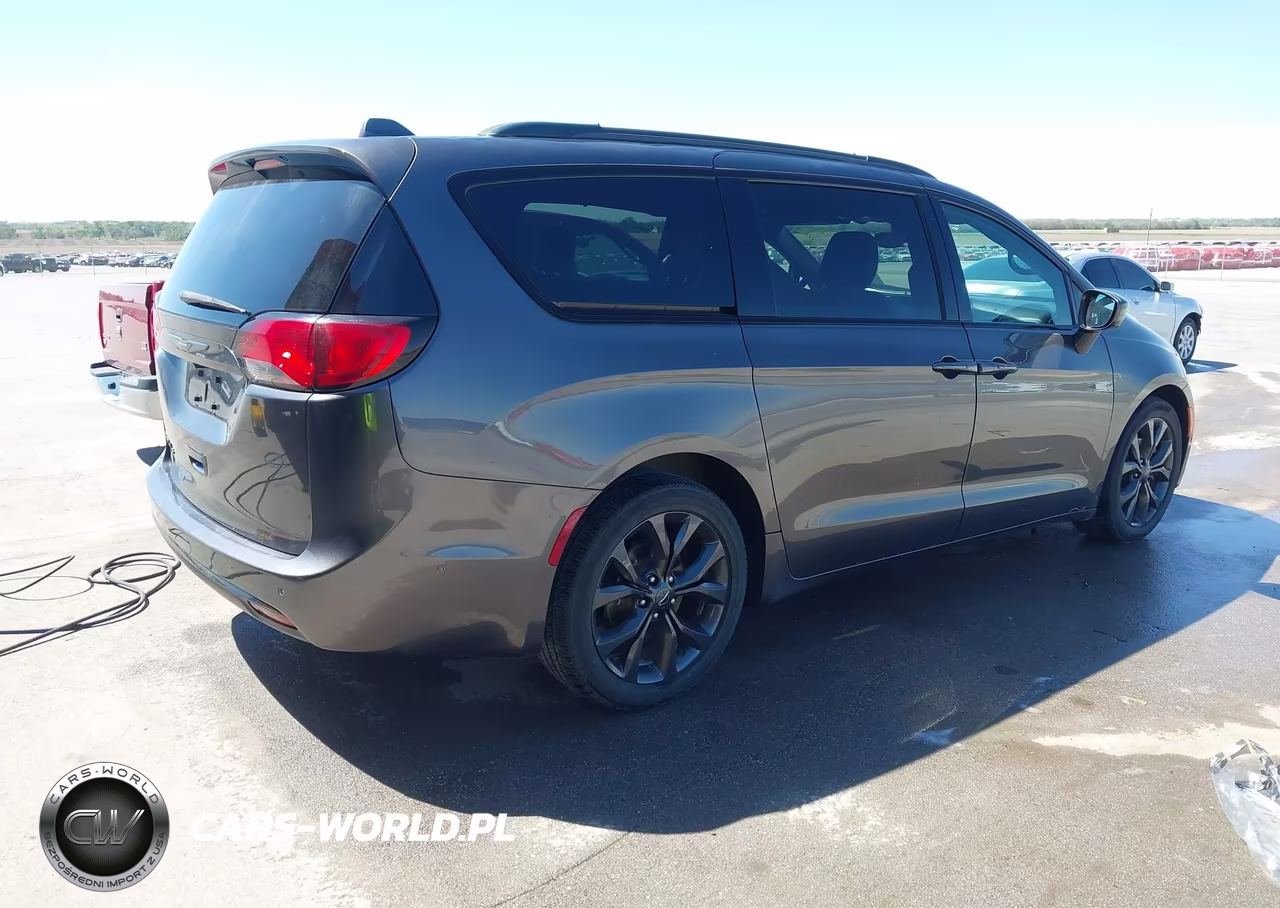 2018 Chrysler Pacifica Touring L Plus VIN:2C4RC1EG1JR158820 - 4